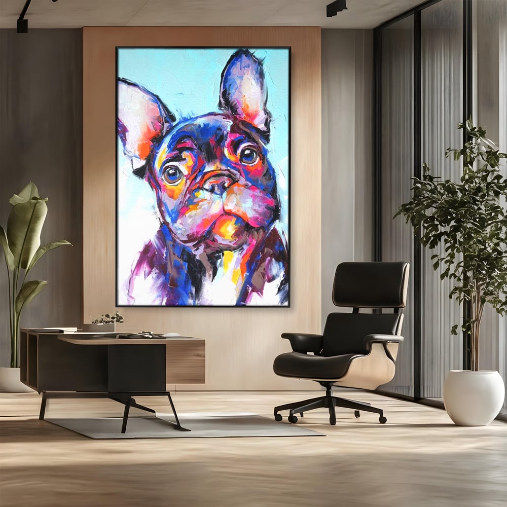 Tablou canvas cu tablou canvas cu bulldog in stil pop art, in rama de aluminiu negru, pe perete intr-un birou